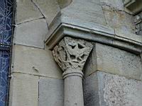 Saint-Julien-Du-Serre, Eglise romane, Chevet, Chapiteau de fenêtre, Pélican (1)